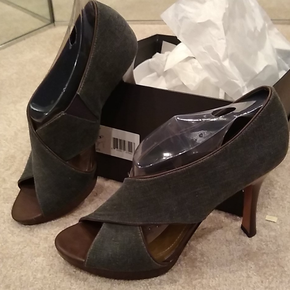 Tahari denim and leather heels, peep toe, blue, black, brown - Picture 2 of 11